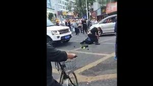 当街暴杀协管引众怒  围观群众齐喊“不要打人”制止！请严惩故意杀人暴徒！