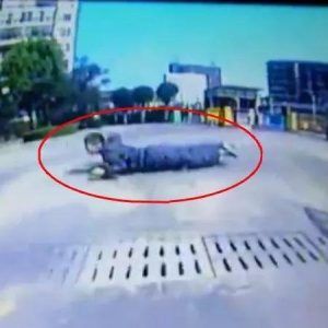 司机开车出车库，事后查看行车记录仪，惊出一身冷汗！