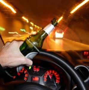 男子当交警面猛灌半瓶白酒：你怎么证明我酒驾？