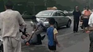 “环卫工人≠任人欺凌，他们的背后有我们！”