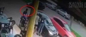 休假警察枪支走火不慎射杀好友，随后拔枪自杀。