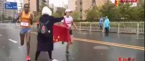 给马拉松选手强行递国旗是对“爱国”的误解！