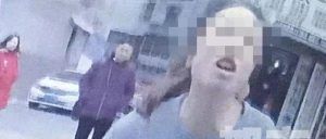 疯狂！女子当街怒扇交警耳光！连抓带咬、撒泼耍横……结局引起舒适