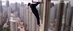 躲避抓捕，他吓得爬到23楼窗外！眼看就要坠楼…