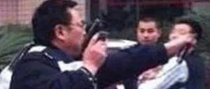 20秒，警察连开4枪