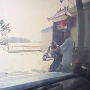 民警“碰瓷”啦！