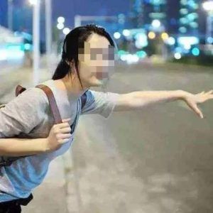 女学生被猥琐出租车司机摸大腿，她的做法被警方点赞！