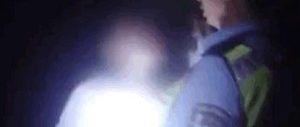 女子阻碍执法，竟全身紧贴警察大喊：警察强奸了！