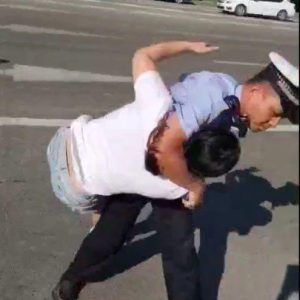 交警抱摔袭警女司机，上演教科书式执法！
