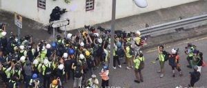 警察执个法，还要经暴徒的允许？