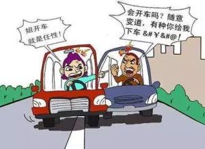 乘客怂恿公交司机怼出租车，司机真撞了，摔倒一车人！