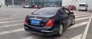 走后门拿捐赠物资，一个真敢给，一个真敢拿