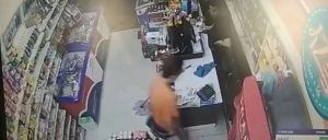 到小店抢劫却被店主啤酒瓶“暴头”！吃瓜群众还说砸得太轻