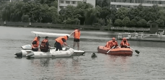 已搜救出36人，21人死亡！贵州公交车坠湖前监控曝光
