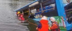 已搜救出36人，21人死亡！贵州公交车坠湖前监控曝光