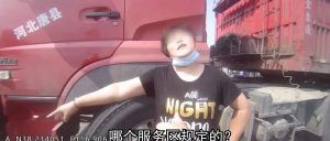 豪横女拒绝检查咬伤民警，吃瓜群众要民警“温柔执法”