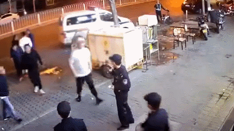 北京一男子锁喉抱摔民警，疯狂叫嚣：知道我爸是谁吗？
