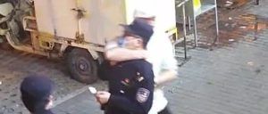 北京一男子锁喉抱摔民警，疯狂叫嚣：知道我爸是谁吗？