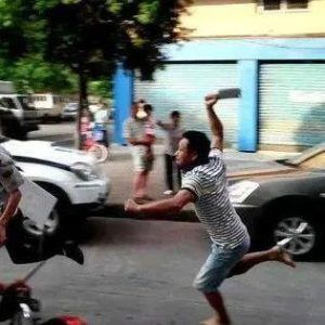 持刀别停警车、冲进警队大院追砍警员，检方建议量刑……